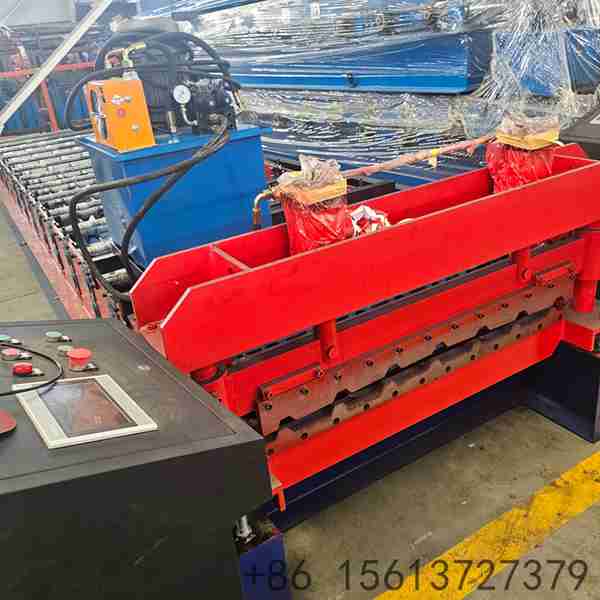 Automatic-hydraulic-post-cutting-unit-on-industrial-trapezoidal-machine-providing-clean-and-deformation-free-edges