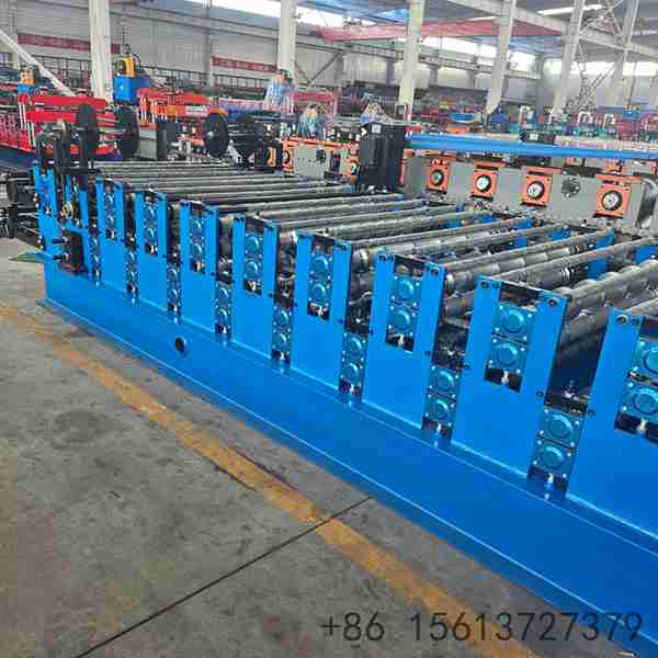 High-precision-rollers-on-trapezoidal-roof-forming-layer-ensuring-accurate-dimensions-and-overlaps