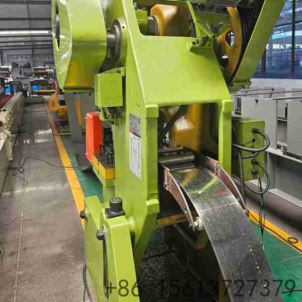 Reliable-high-torque-double-row-chain-drive-mechanism-on-square-pipe-roll-former-for-industrial-longevity