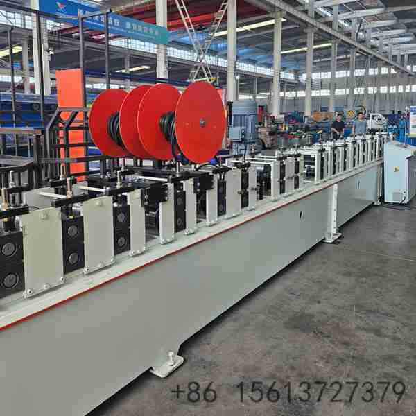 Servo-controlled-cutting-system-on-solar-bracket-roll-forming-machine-providing-burr-free-edges
