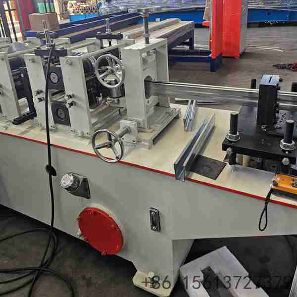 High-precision-hydraulic-cutting-system-for-custom-solar-bracket-machine-providing-clean-edges