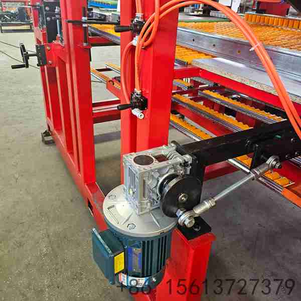 Precision-servo-driven-flying-saw-cutting-unit-on-smart-sandwich-panel-line-for-accurate-edges