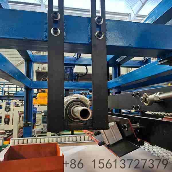 Dual-decoiler-feeding-system-for-upper-and-lower-steel-skins-in-sandwich-panel-line