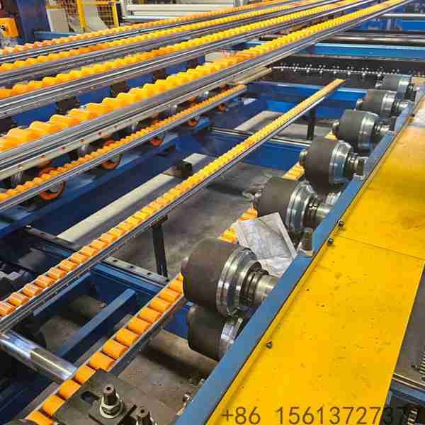 Glue-roller-lamination-section-for-bonding-steel-skins-with-insulation-core