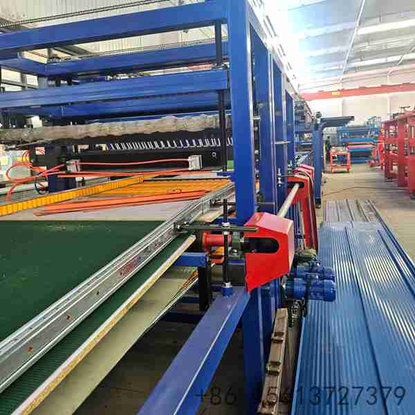 Ligne-polyvalente-de-panneau-sandwich-laine-de-roche-et-EPS-avec-profil-sur-mesure