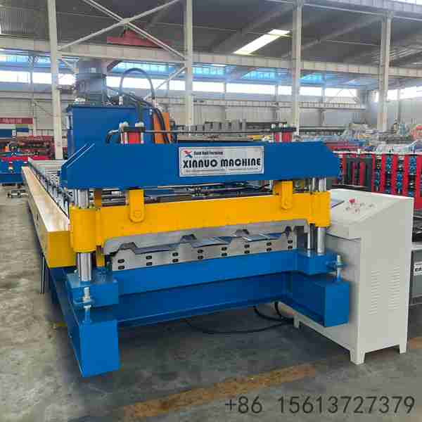 Embossment-rollers-pressing-dimples-into-deck-ribs-for-concrete-bond