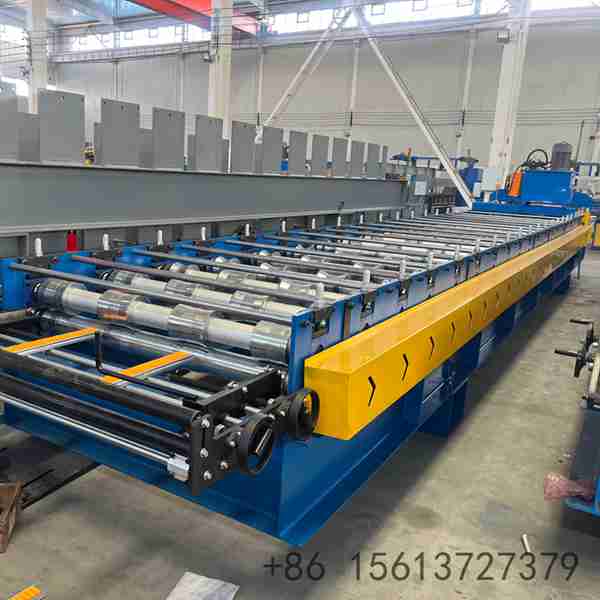 Closed-deck-forming-stations-with-re-entrant-dovetail-roller-set