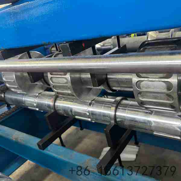 Anti-pooling-system-with-clutch-and-bearing-wheels-on-floor-deck-machine