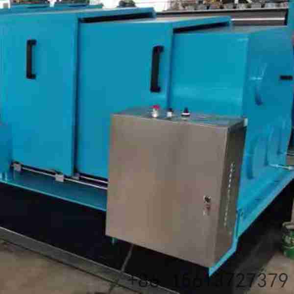 Handwheel-roller-adjustment-mechanism-on-wave-sheet-forming-machine