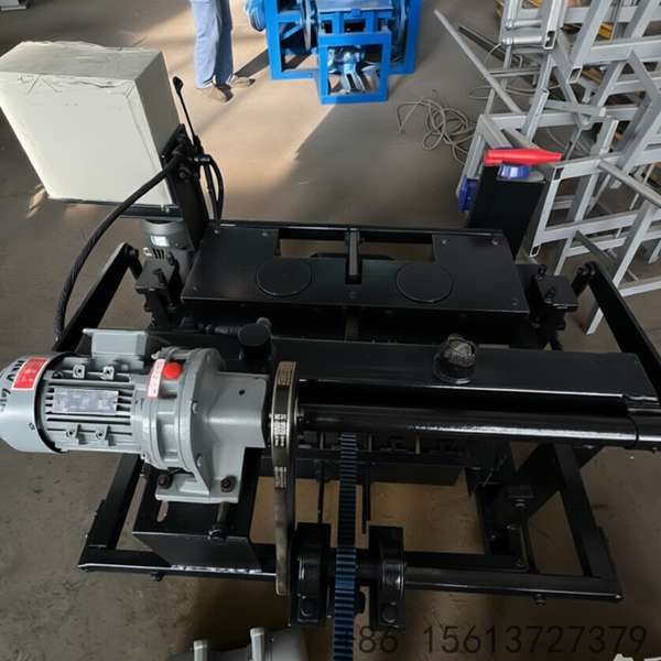 Vibration-and-hydraulic-pressing-system-of-block-making-machine