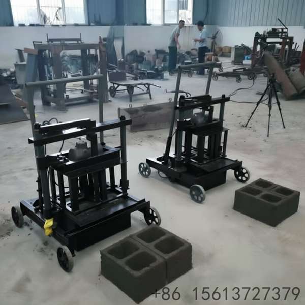 Interchangeable-mold-sets-for-multiple-brick-types
