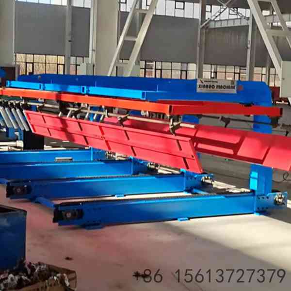 Side-pushers-aligning-sheet-edges-for-straight-bundle