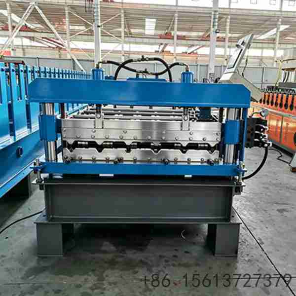 uncoiler-feeding-coated-steel-coil-into-forming-section
