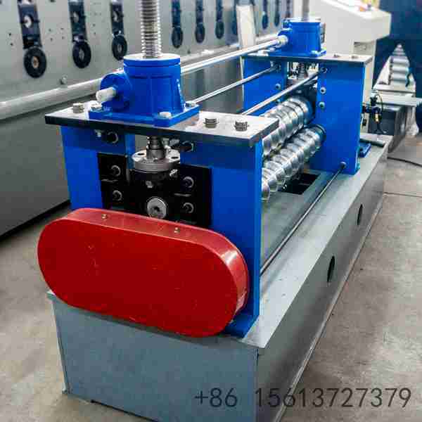coil-feed-entry-of-garden-edging-machine
