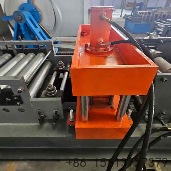 hydraulic-press-station-with-v-shaped-die