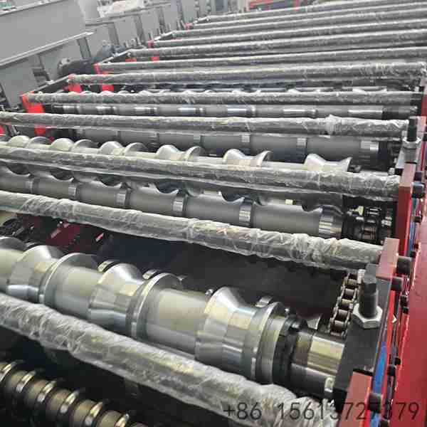 Machine de profilage de tuiles en acier coloré à trois couches