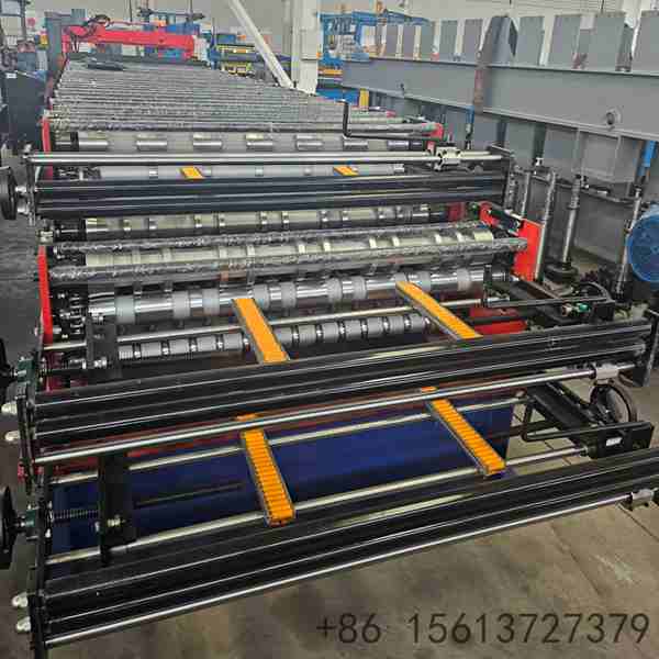 Machine de profilage de tuiles en acier coloré à trois couches