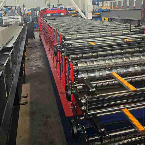 Machine de profilage de tuiles en acier coloré à trois couches